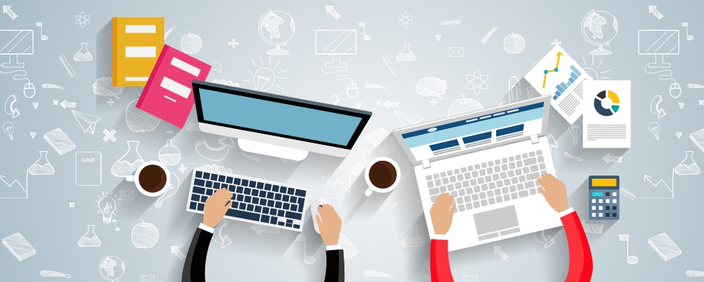 mesa com notebooks Marketing Digital