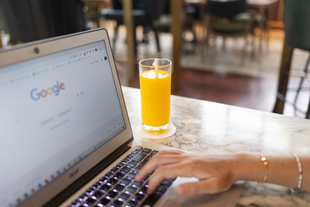 pessoa digitando procurando anúncio não aparece no Google