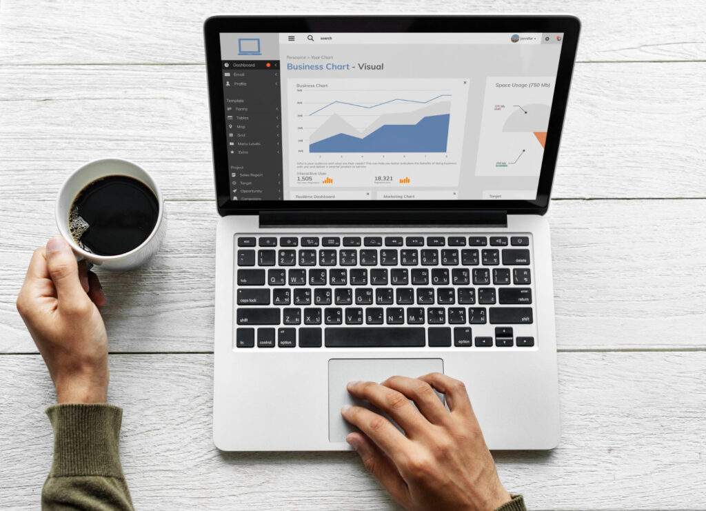 Pessoa conferindo dados de google analytics no notebook