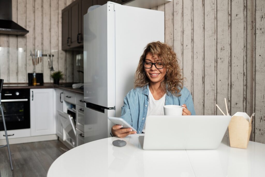 Pequena empreendedora pesquisando sobre gestão de Google Ads para pequenas empresas