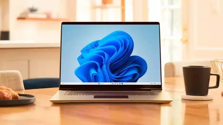 tela de notebook sobre uma mesa