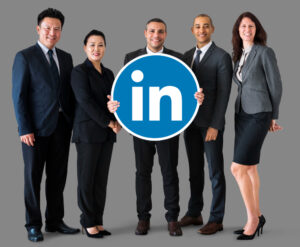 profissionais que utilizam as ferramentas do linkedin segurando o logotipo do linkedin