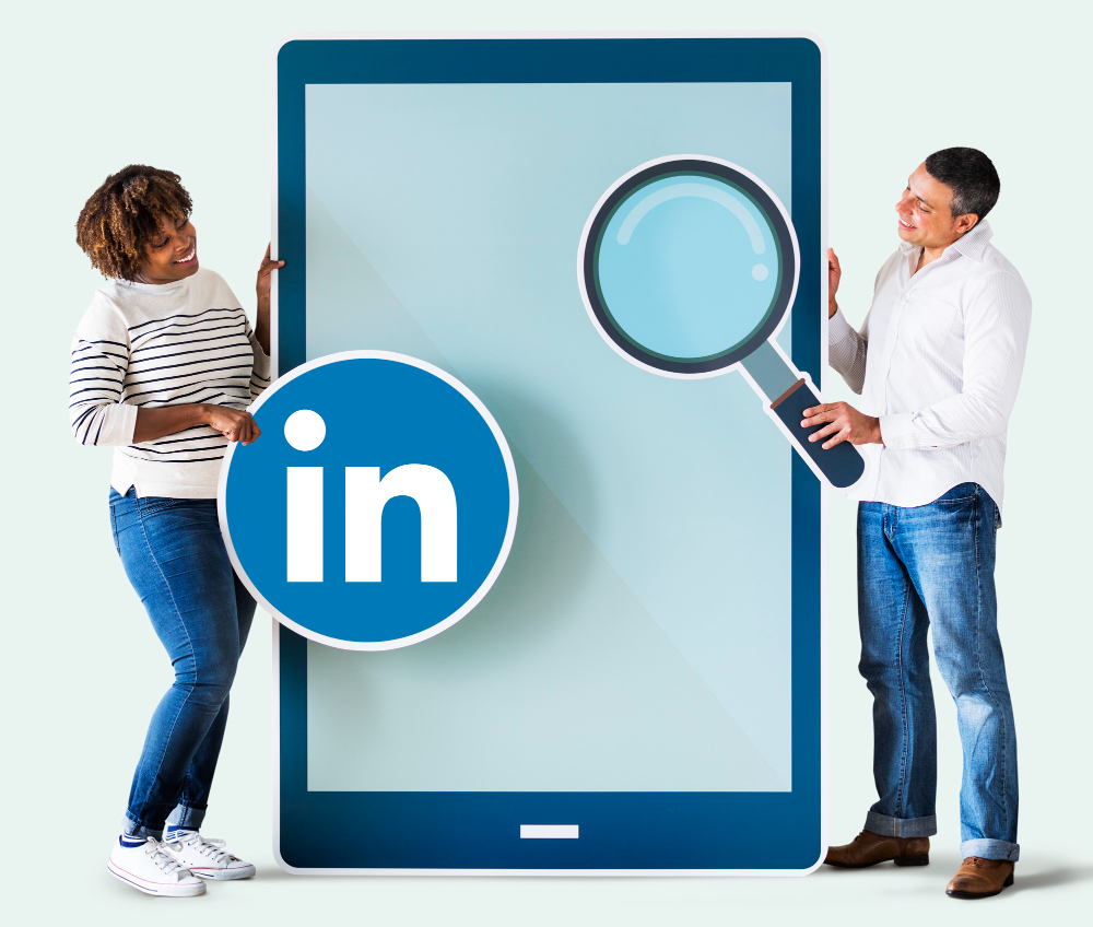 pessoas com uma lupa desvendando as novas ferramentas do Linkedin